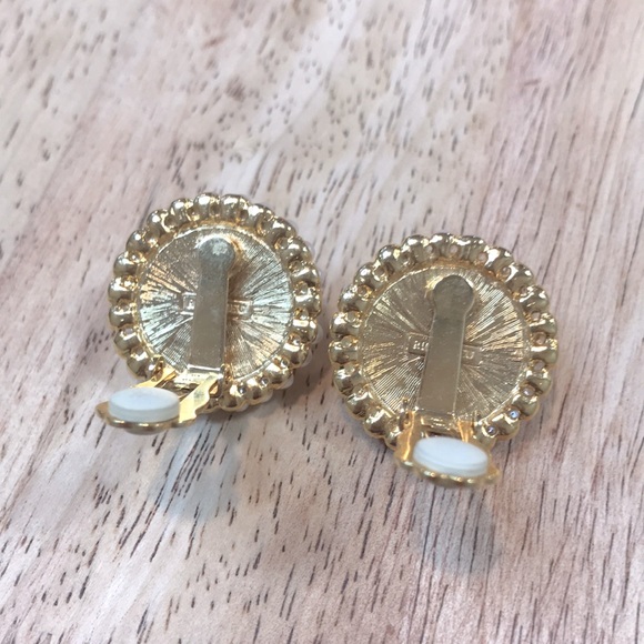Vintage Signed Richelieu Gold Pearl Clip on Earrings - Picture 4 of 6